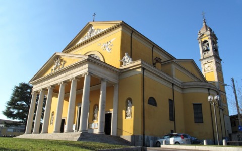 Don Massimo installa telecamere per contrastare gruppi di ragazzi molesti a Casatenovo