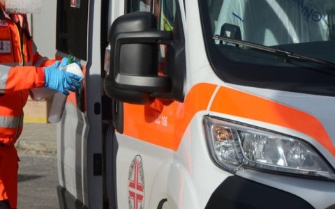 Due uomini in ospedale dopo una lite in azienda