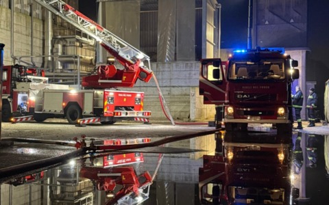 Incendio sul tetto dell’azienda Del Curto, intervento massiccio dei Vigili del fuoco