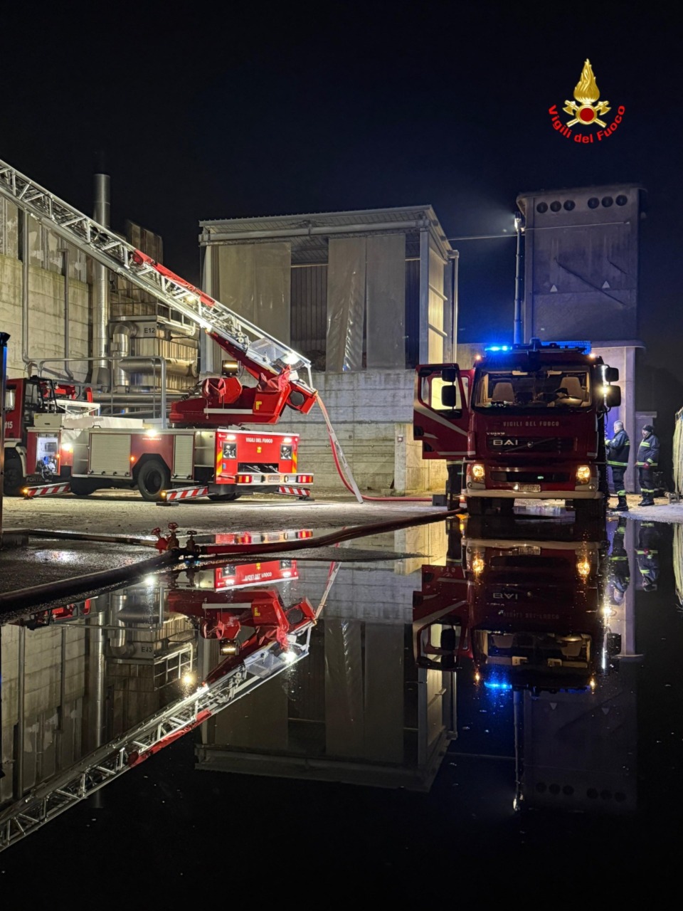 Incendio sul tetto dell’azienda Del Curto, intervento massiccio dei Vigili del fuoco