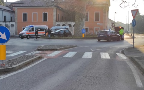 Scontro contro la rotonda a Verderio: tre giovani feriti
