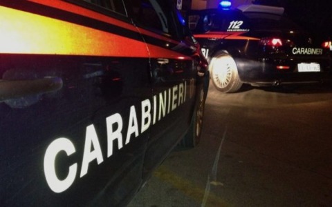 Un uomo armato di machete spaventa i passanti: “Vi ammazzo tutti”