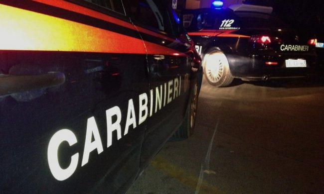 Un uomo armato di machete spaventa i passanti: “Vi ammazzo tutti”