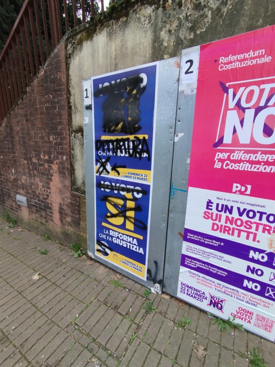 Atti vandalici contro i manifesti della Lega per il Sì alla riforma della giustizia