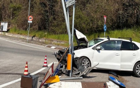 Auto contro un palo, donna in condizioni serie a Bulciago