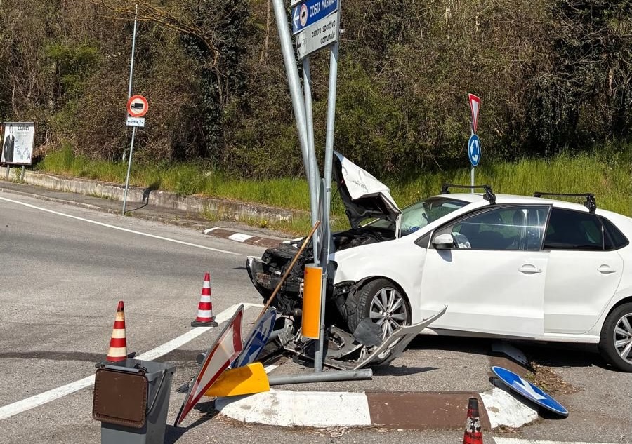 Auto contro un palo, donna in condizioni serie a Bulciago