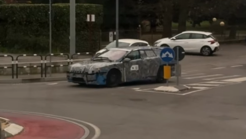 Avvistata nel Meratese la nuova Ferrari Luce, la prima elettrica: il video