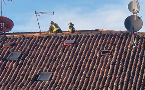 Danni da vento a Nibionno: tetti in fiamme e rami spezzati