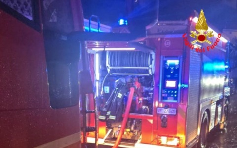 Fiamme a Villa d’Adda: il tetto di un’abitazione in pericolo