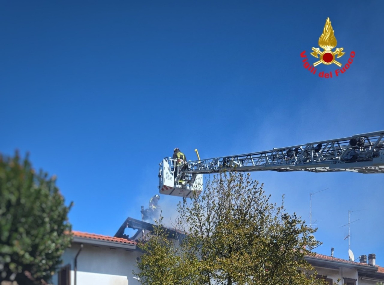 Incendi ai tetti: Vigili del Fuoco in azione tra Brivio e Casatenovo