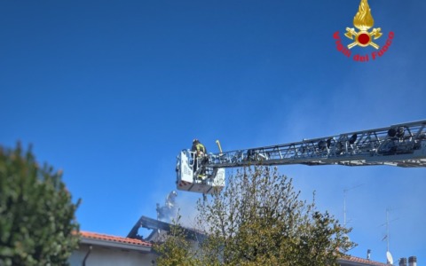 Incendi ai tetti: Vigili del Fuoco in azione tra Brivio e Casatenovo