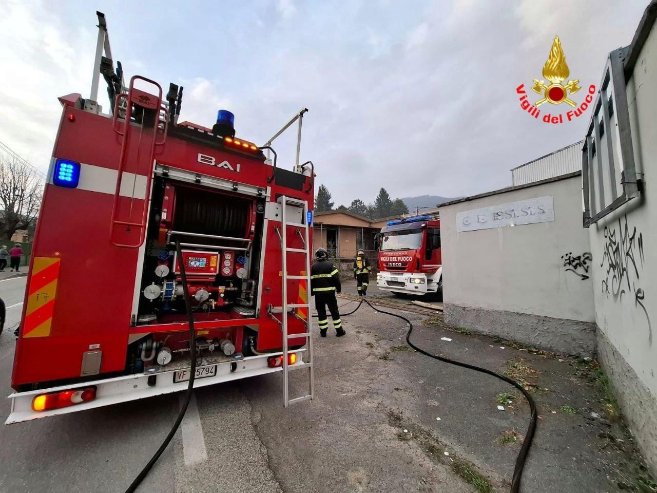 Incendio in un’azienda dismessa, intervento dei Vigili del fuoco