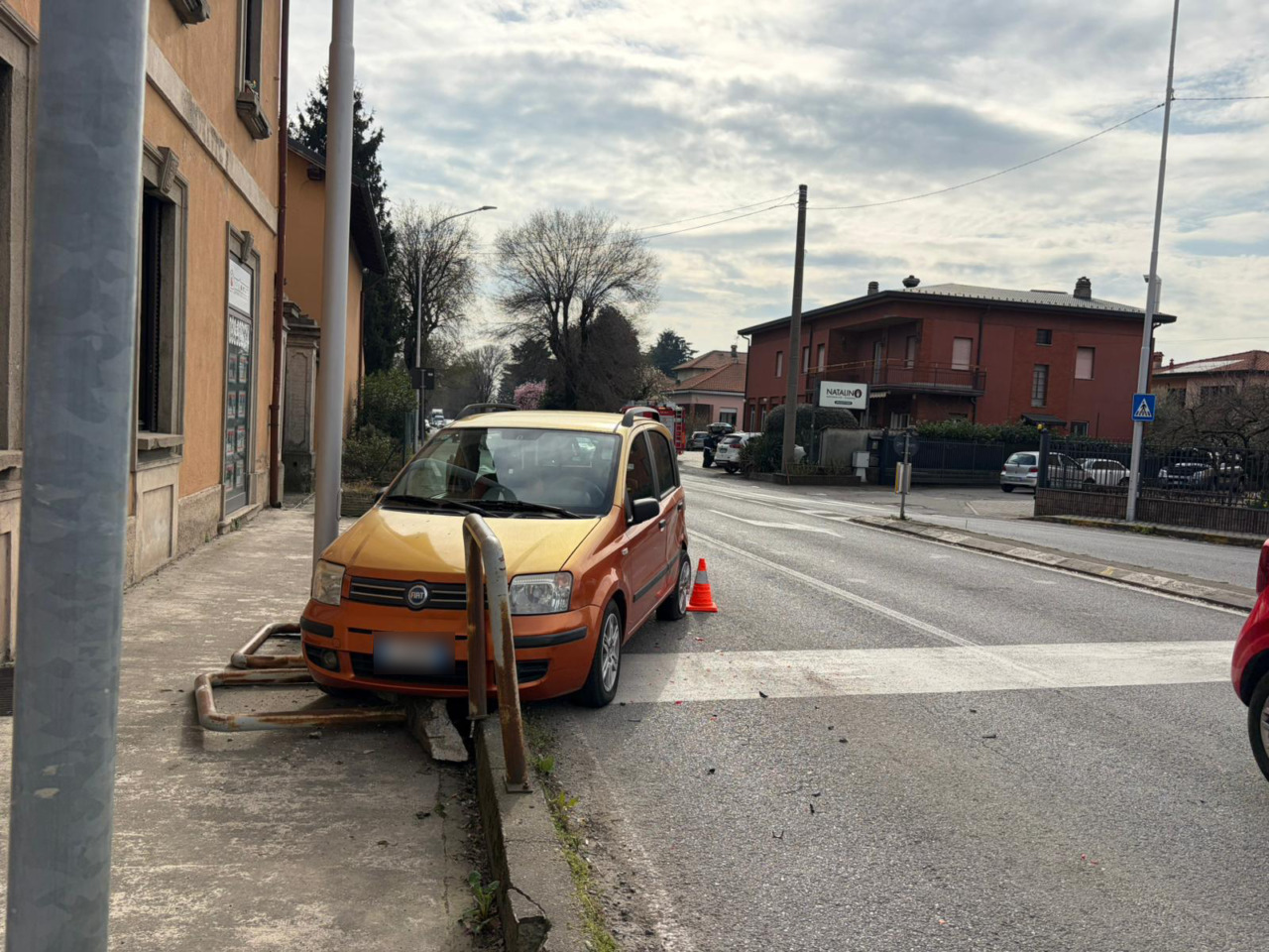 Incidente al semaforo di via Milano: due feriti