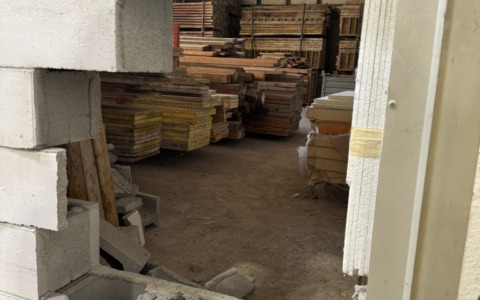 Irrompono in azienda sfondando il muro con mazze