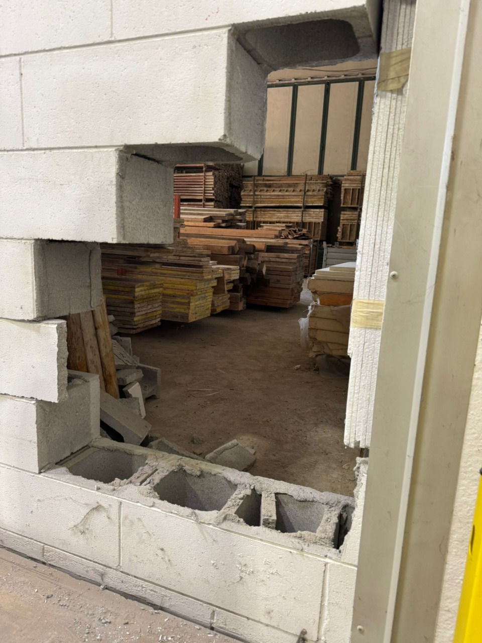 Irrompono in azienda sfondando il muro con mazze