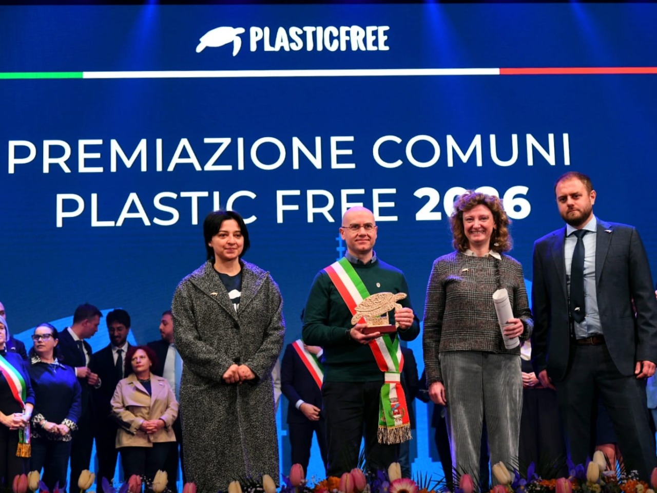 Lomagna riceve a Roma il premio “Plastic Free” per il suo impegno ecologico