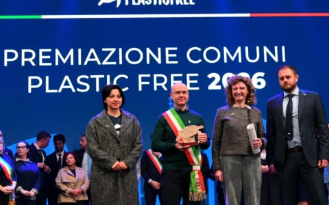 Lomagna riceve a Roma il premio “Plastic Free” per il suo impegno ecologico