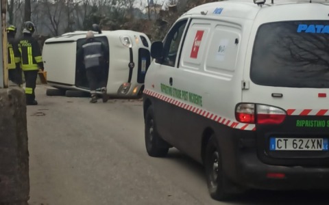 Ribaltamento di un’auto, attimi di paura per un’anziana