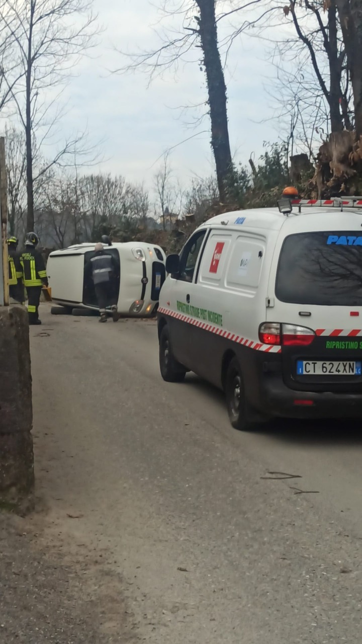 Ribaltamento di un’auto, attimi di paura per un’anziana