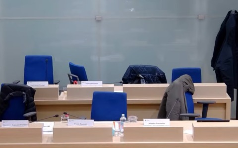 Ritardi e tensioni sul Giardino dei Giusti: le opposizioni lasciano l’aula. Lega: “Mancanza di rispetto”