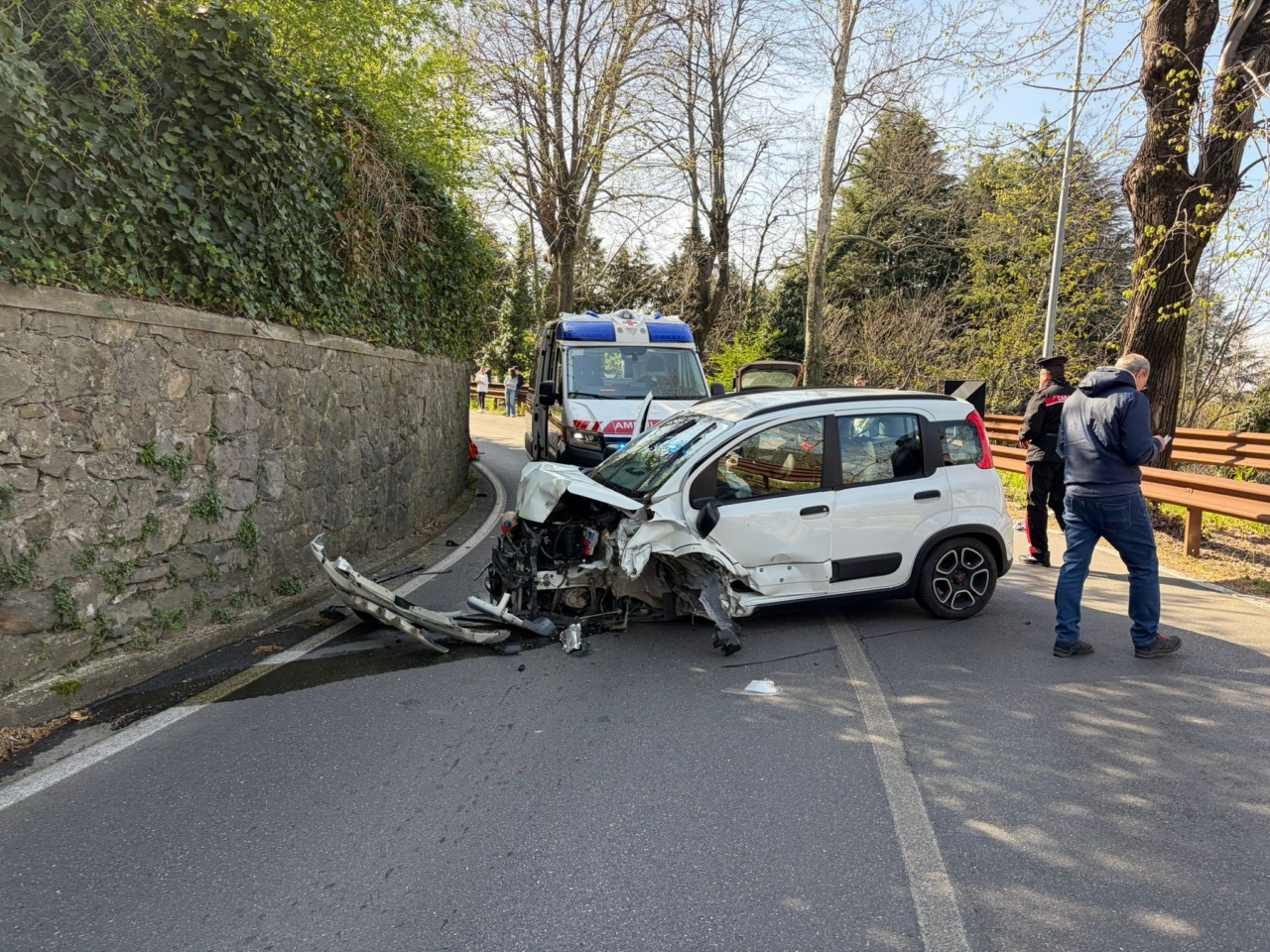 Scontro frontale a Imbersago, coinvolte tre auto e traffico bloccato