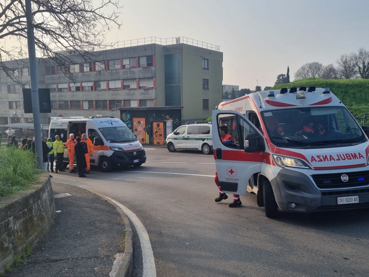 Tre ragazzi coinvolti in un incidente motociclistico davanti a scuola