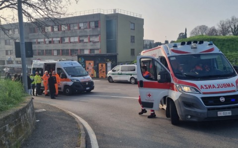 Tre ragazzi coinvolti in un incidente motociclistico davanti a scuola