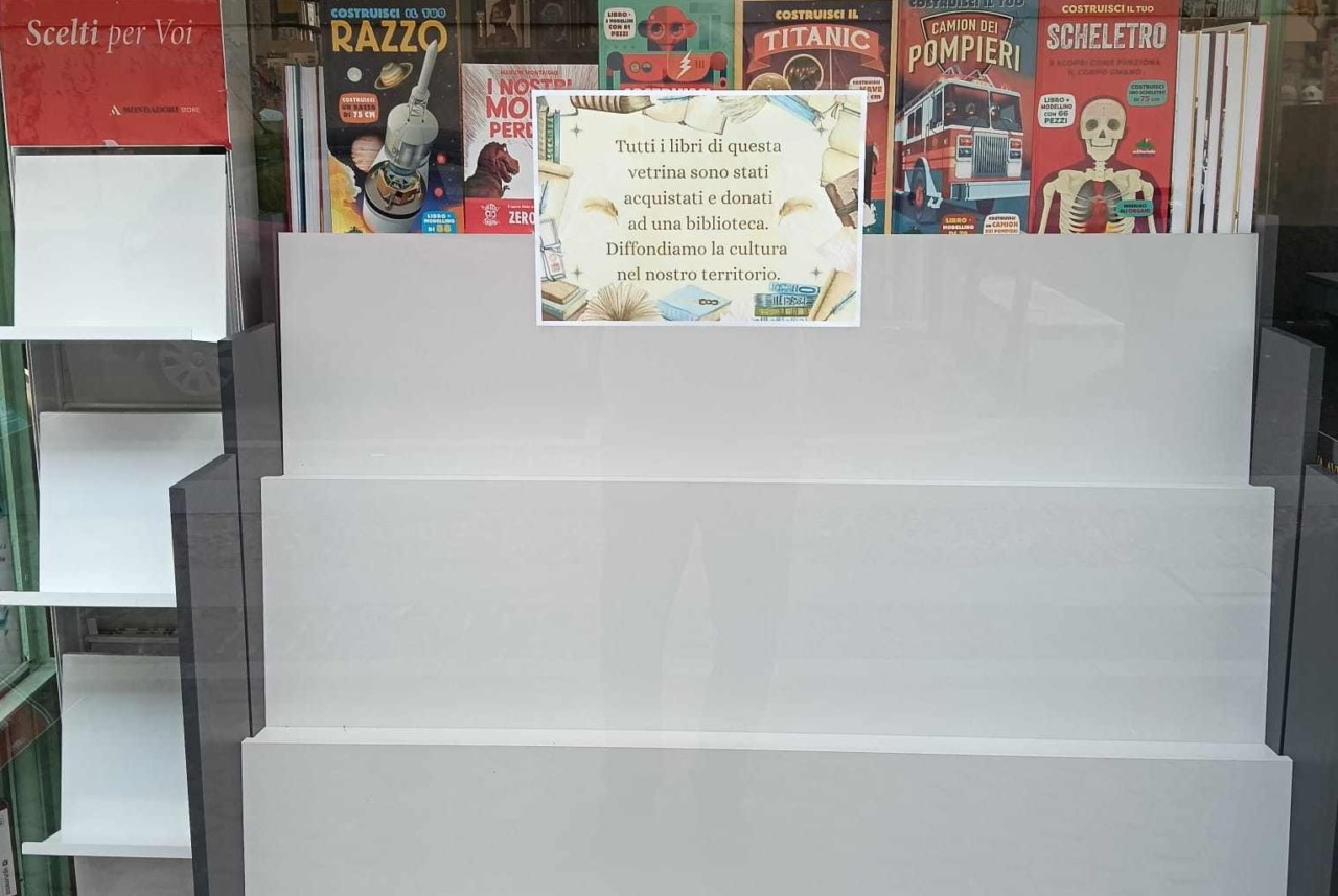 Un cliente svuota la vetrina della libreria per donare libri a una biblioteca locale