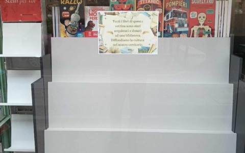 Un cliente svuota la vetrina della libreria per donare libri a una biblioteca locale