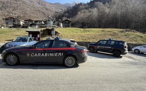 Un trentenne accoltella il rivale con un tirapugni a lama retrattile: arrestato
