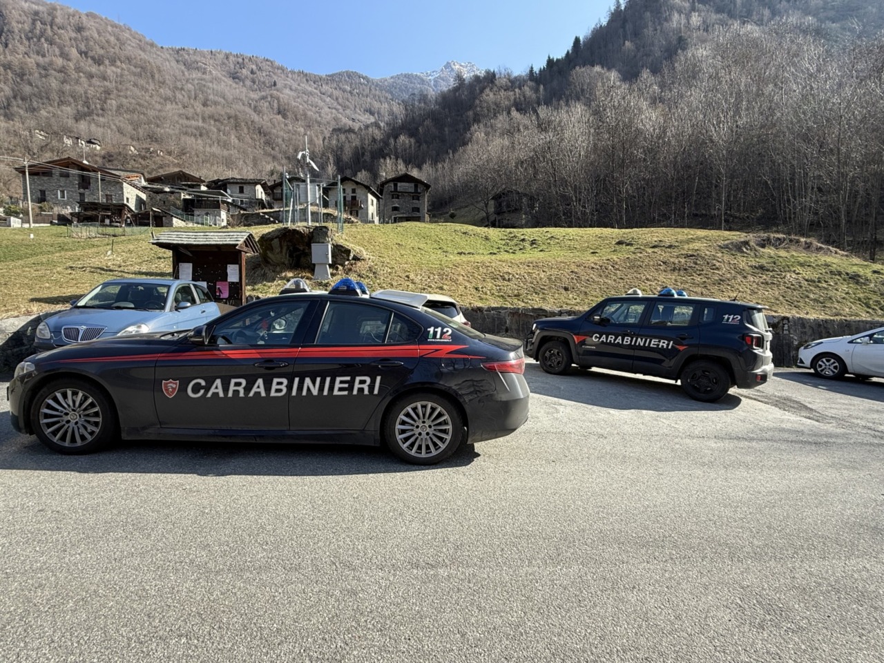 Un trentenne accoltella il rivale con un tirapugni a lama retrattile: arrestato