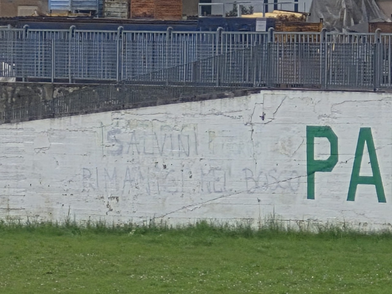 Vandalismo al pratone di Pontida: nuova scritta contro Salvini