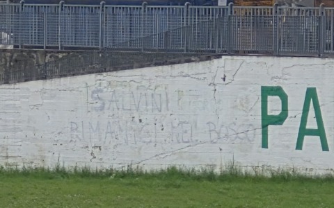 Vandalismo al pratone di Pontida: nuova scritta contro Salvini