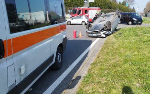 Violento scontro alla rotonda del Pino: un’auto si ribalta, due donne soccorse