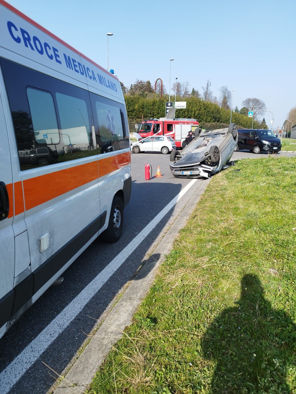 Violento scontro alla rotonda del Pino: un’auto si ribalta, due donne soccorse