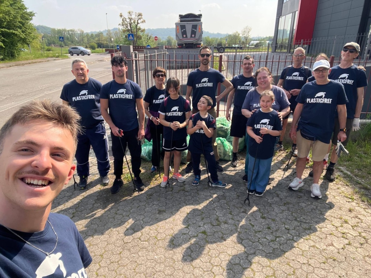 Airuno, 60 Kg di rifiuti rimossi in due ore grazie a Plastic Free