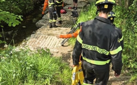 Cade dalla bici lungo il sentiero: donna di 55 anni in ospedale