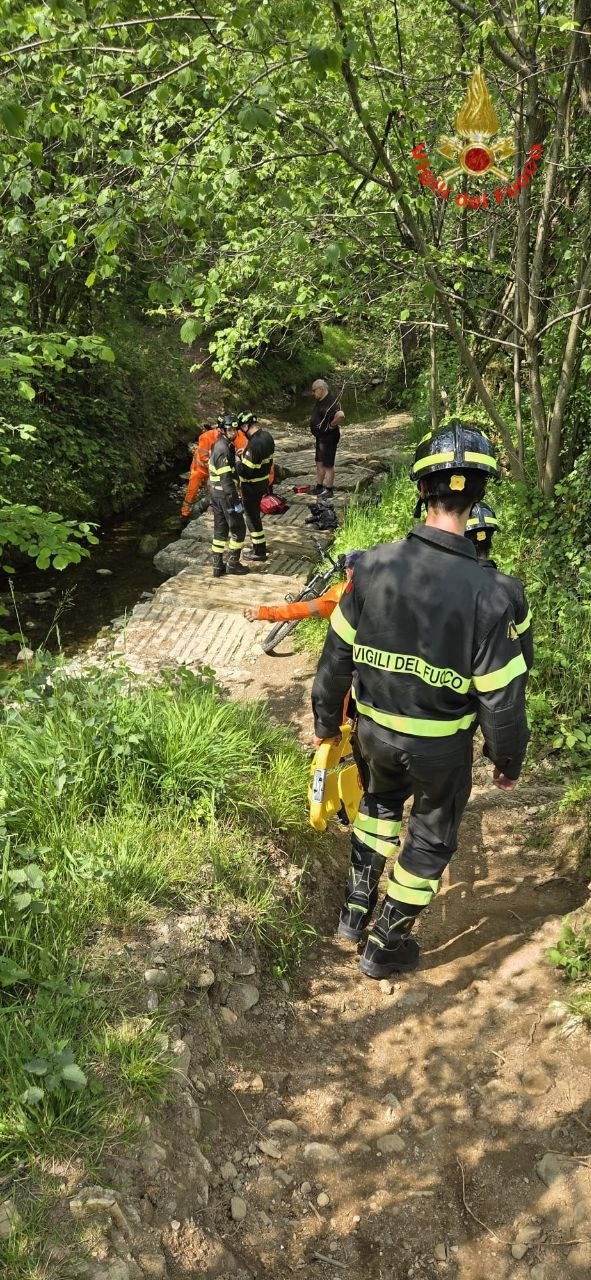 Cade dalla bici lungo il sentiero: donna di 55 anni in ospedale