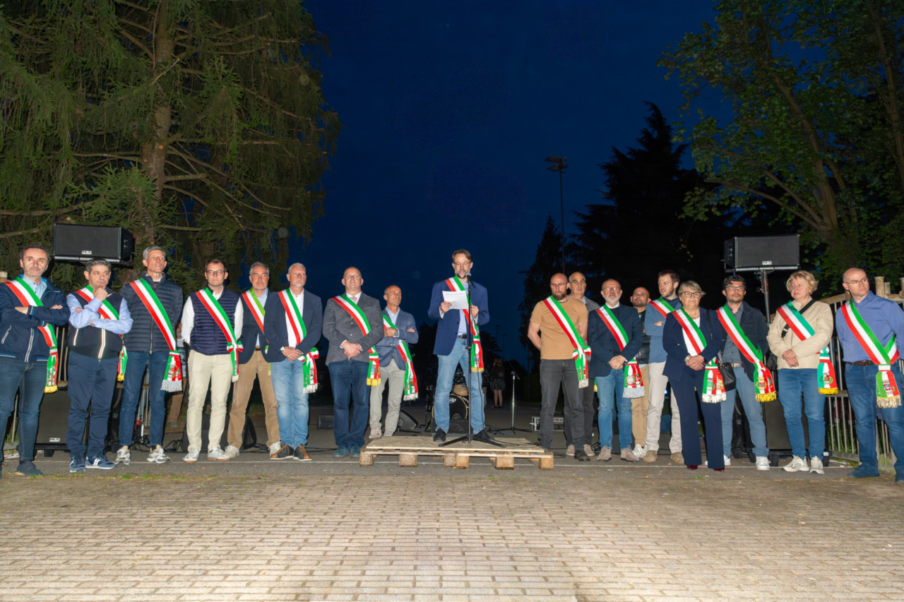 Fiaccolata a Paderno d’Adda: in 2000 per un ponte unito