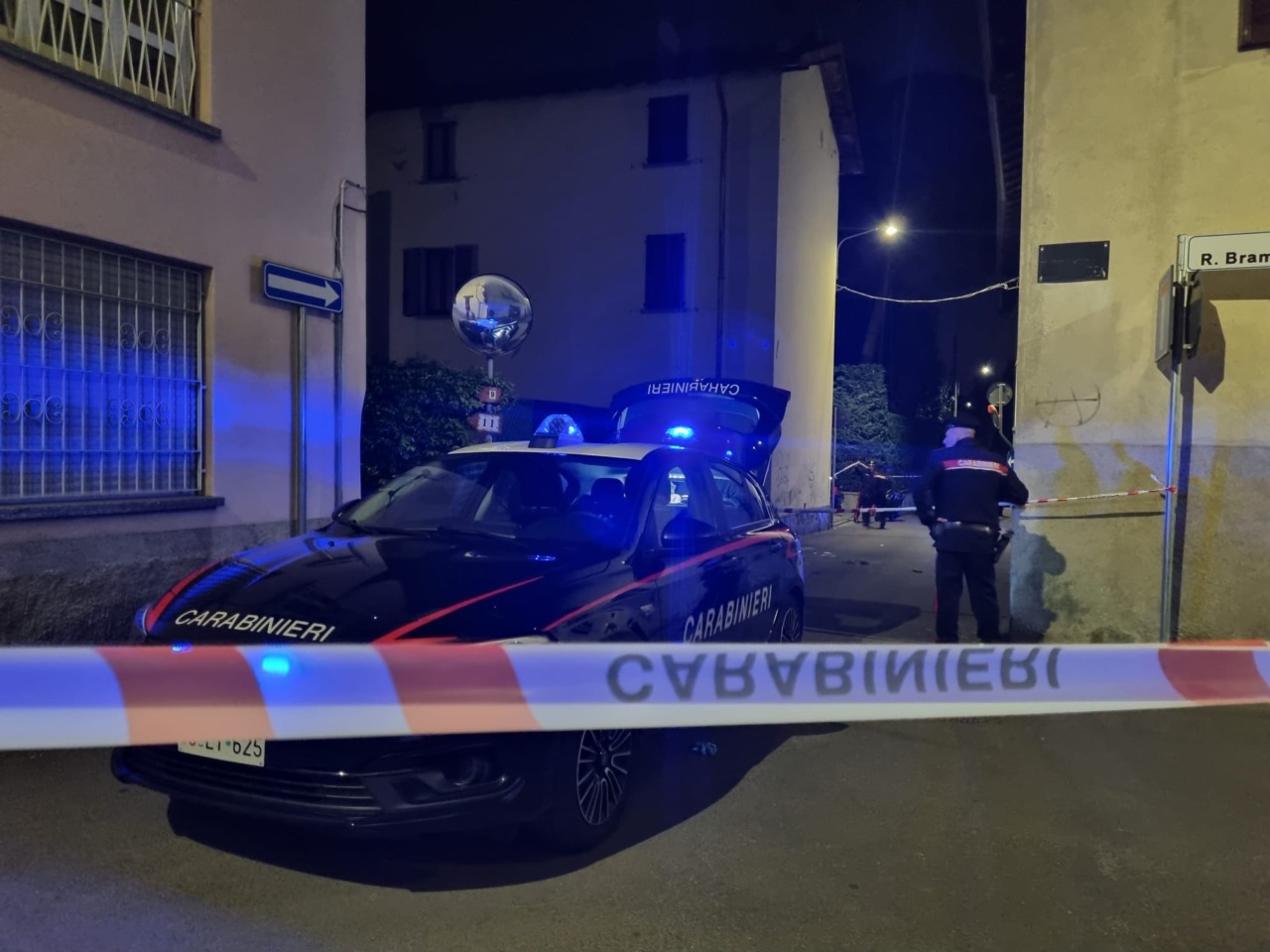 Grave aggressione a Calco: ragazzo accoltellato in strada