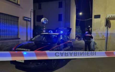 Grave aggressione a Calco: ragazzo accoltellato in strada