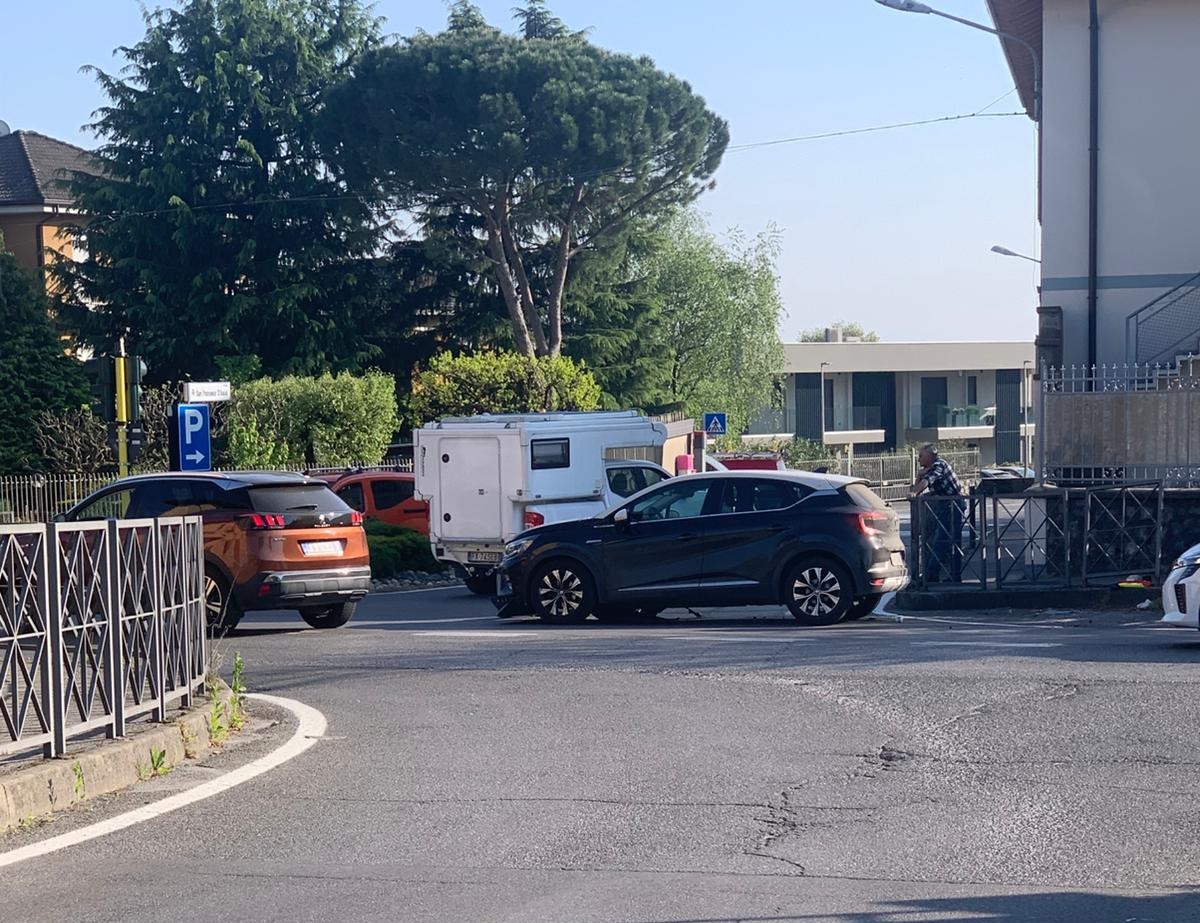 Grave incidente sulla SP54, traffico in tilt alle Quattro Strade