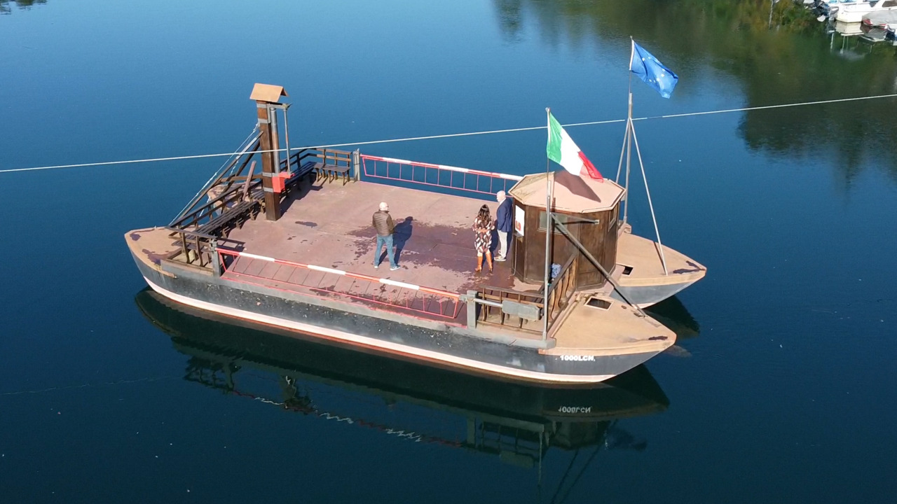 Il traghetto di Imbersago torna a navigare con nuovi barcaioli