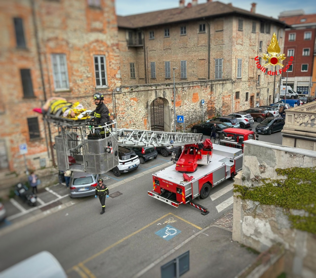 Malore improvviso: soccorso con autoscala dei Vigili del fuoco