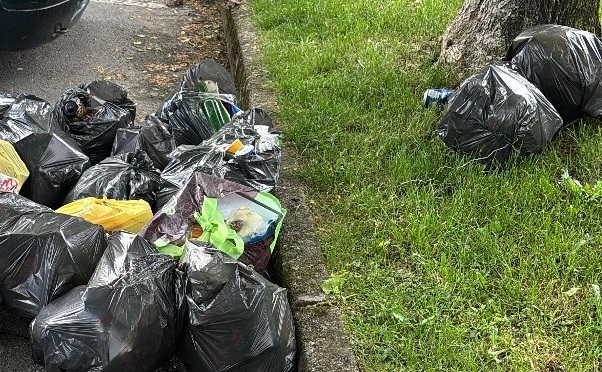 Denunciato un uomo per abbandono di rifiuti nel parcheggio del cimitero
