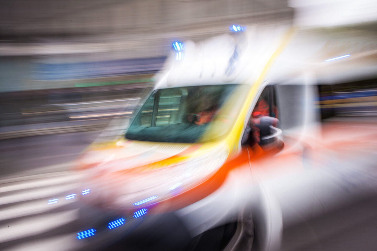 Incidente sul lavoro: giovane colpito al volto da una motosega