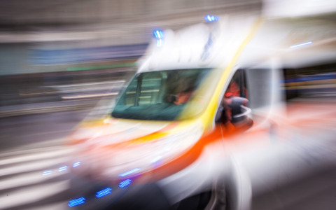 Incidente sul lavoro: giovane colpito al volto da una motosega