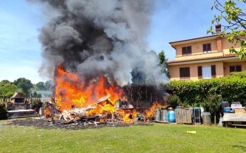 Rogo in giardino, distrutta una casetta degli attrezzi