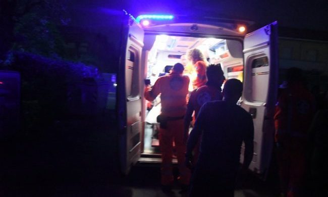 Un uomo ferito in piazza Prinetti a Merate