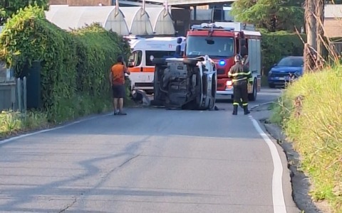 Una ragazza ferita dopo un ribaltamento dell’auto